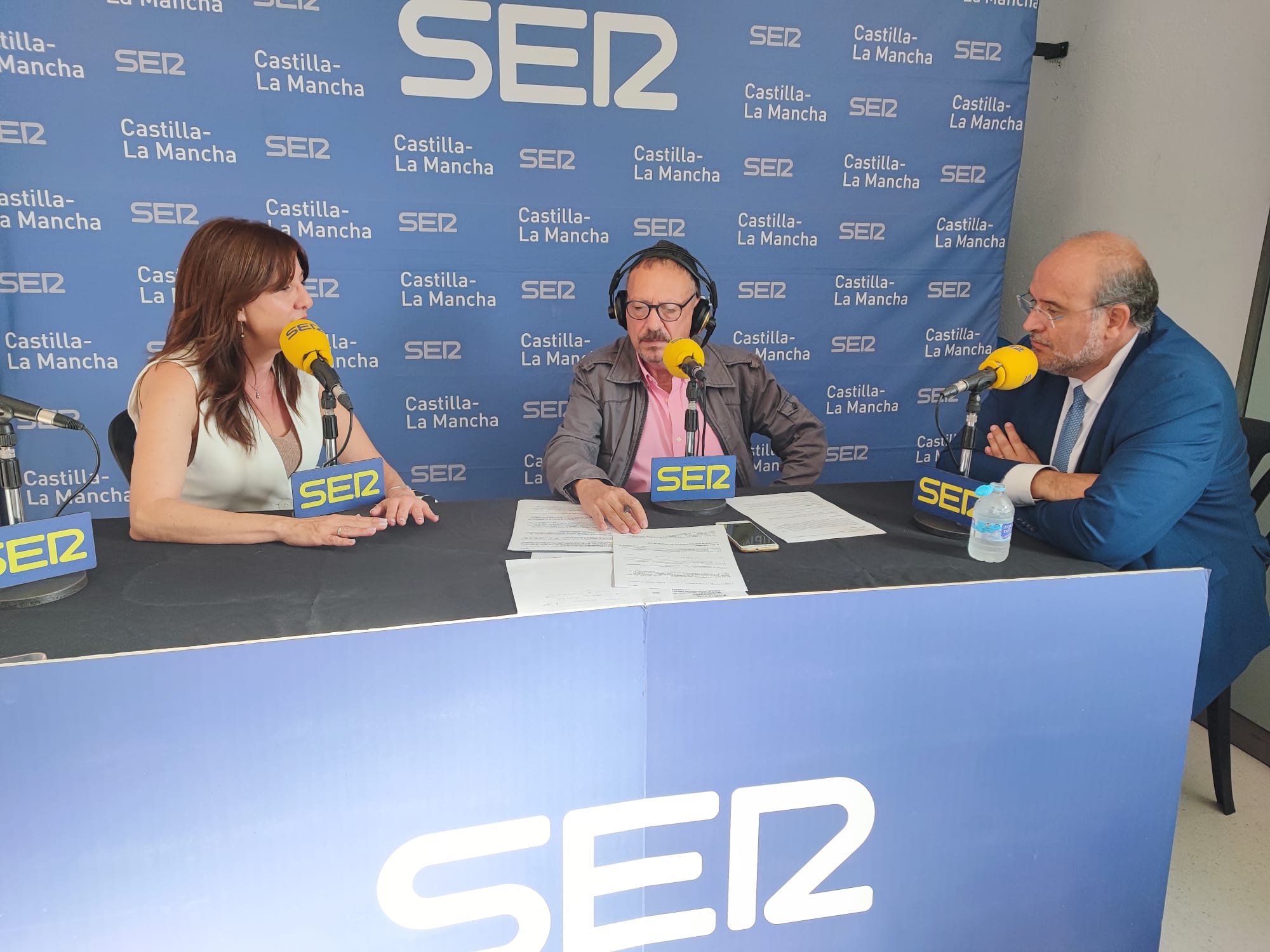 El vicepresidente de la Junta y la portavoz y consejera de Igualdad durante su participación en el programa especial de SER Castilla-La Mancha