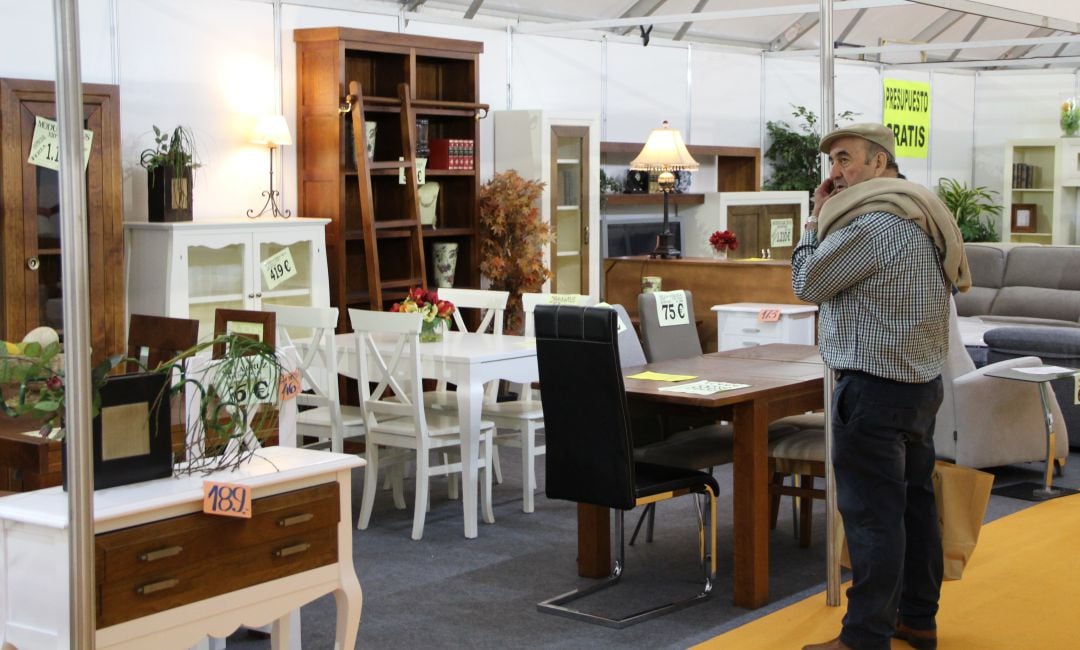 Un stand de la Feria de Comarcal de Cuéllar de 2019 muestra muebles de la creados en la comarca