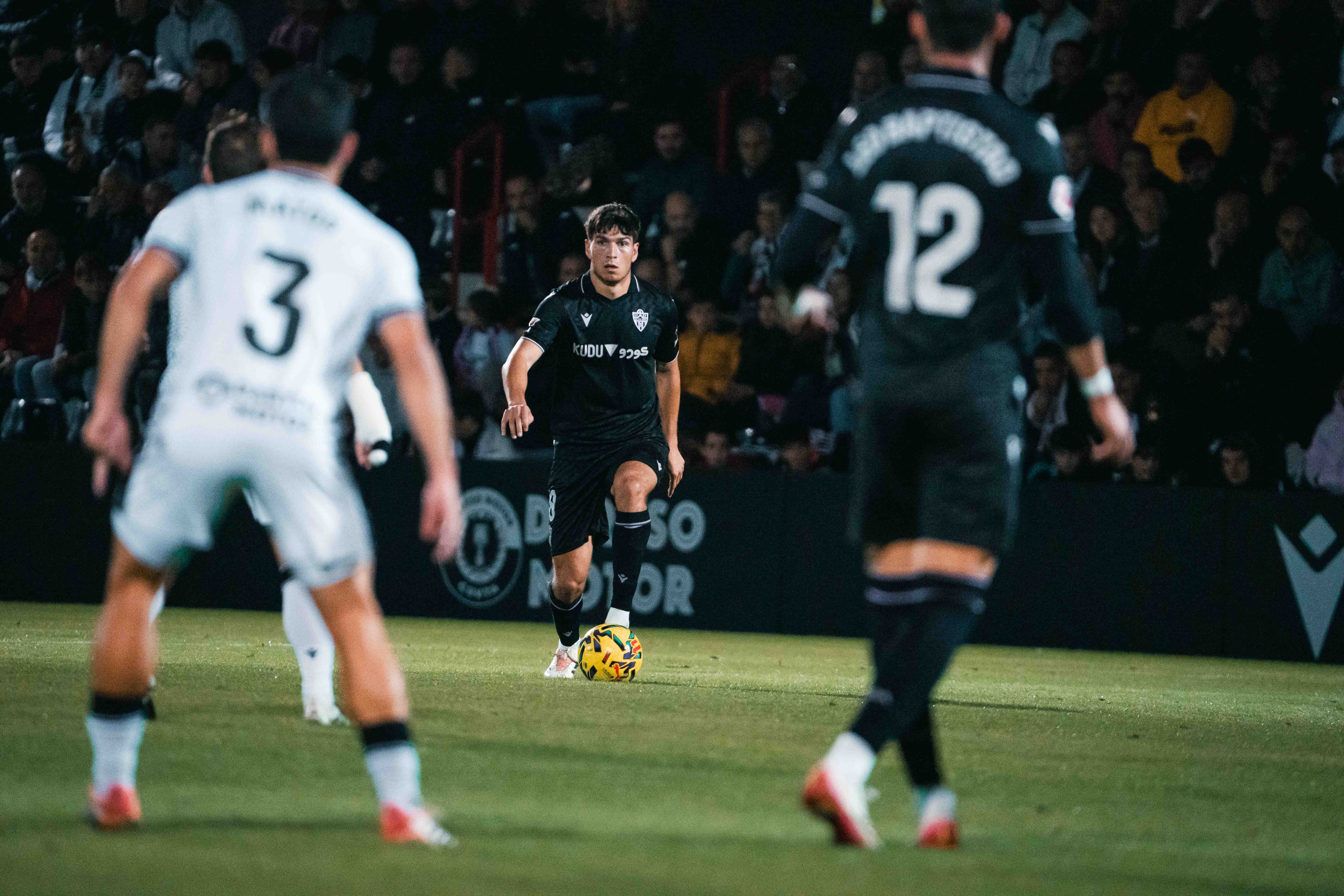 Bonini fue protagonista. Le pitaron un penalti inexistente a Anuar en Ceuta.