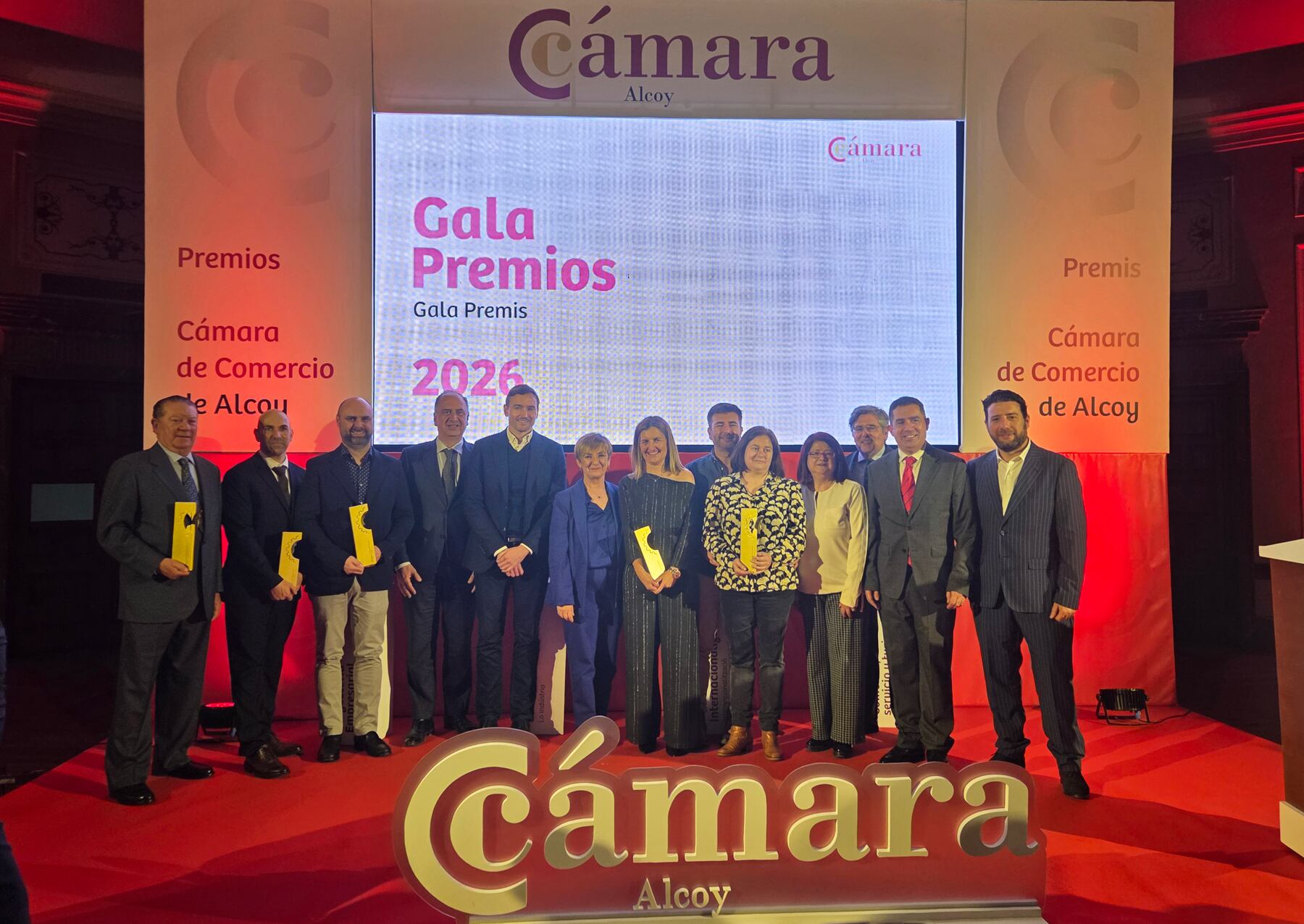 Los premiados con las autoridades al finalizar el acto de entrega de los galardones