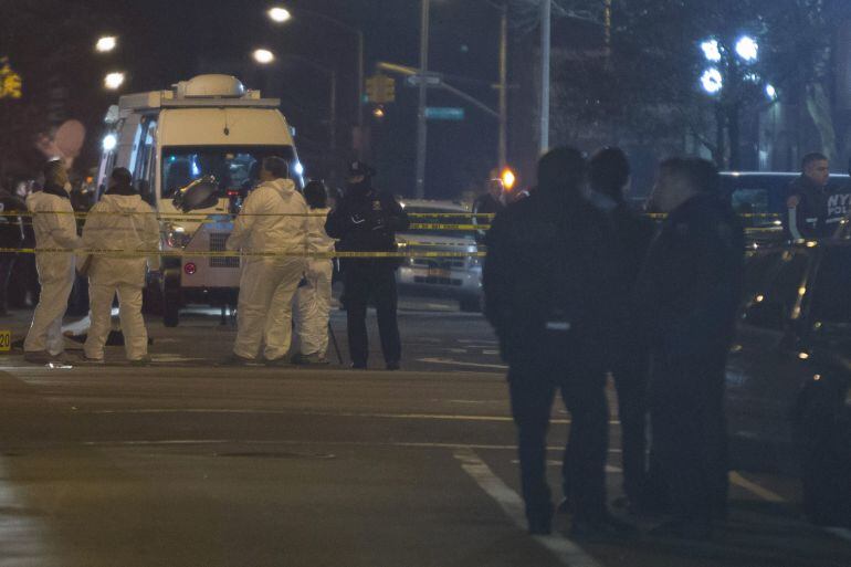 La policía acordona la escena del crimen.