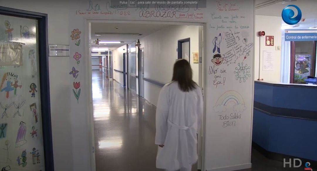 Mensajes de ánimo en una de las plantas del hospital getafense.