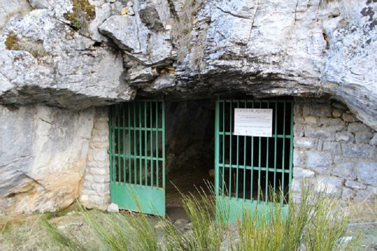 Puerta de entrada a la cueva de Puente Agudín en el norte de Palencia