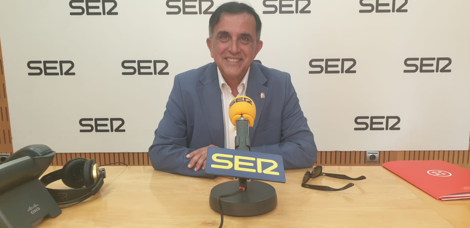 José Antonio Serrano en los estudios de Radio Murcia