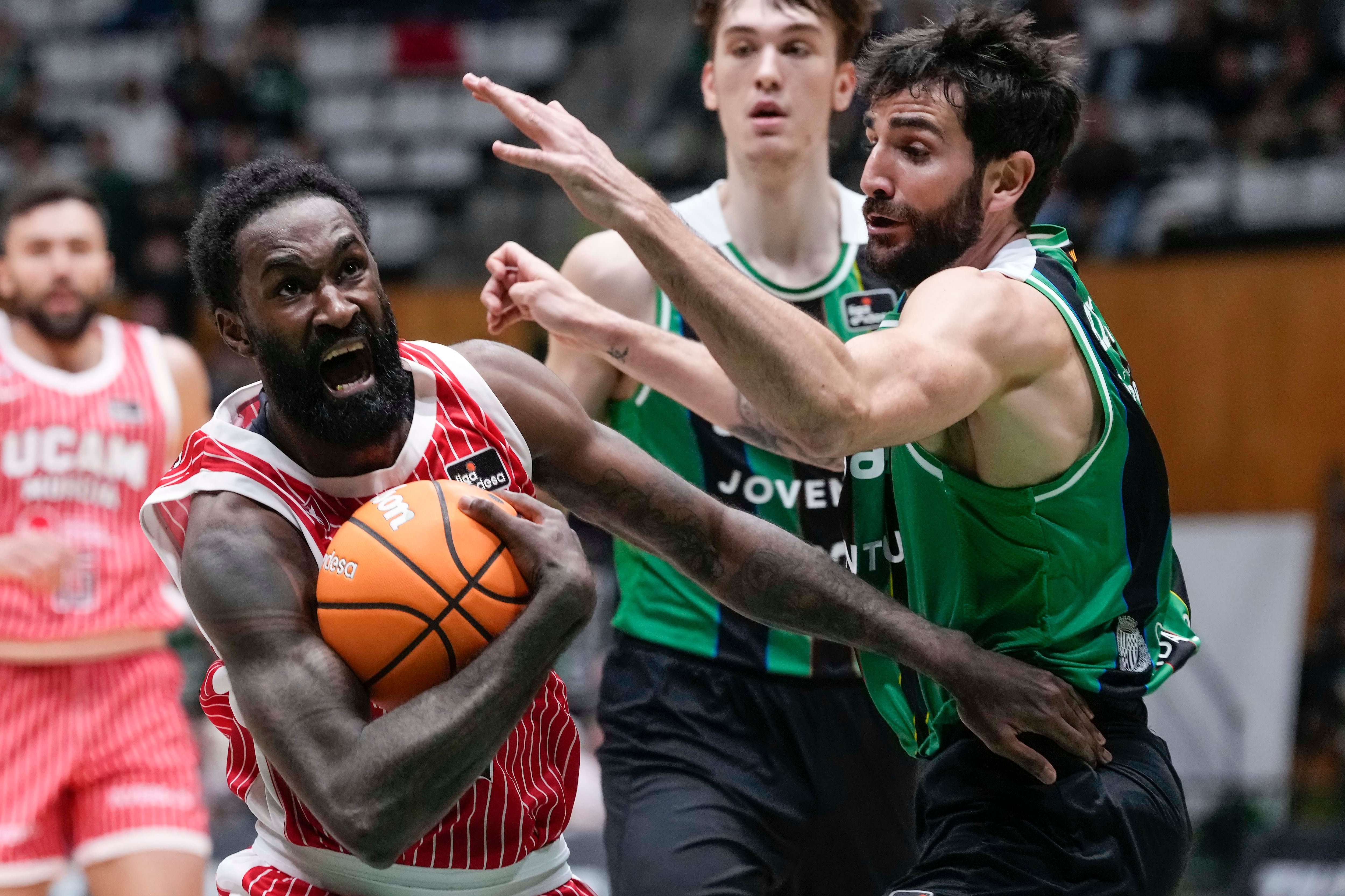BADALONA, 04/04/2026.- El jugador de UCAM Murcia, Howard (i), con el balón ante la defensa del base de Joventut, Ricky Rubio, durante el partido correspondiente a la fase regular de la LIGA ENDESA que disputan este sabado Joventut de Badalona y UCAM Murcia. EFE/ Enric Fontcuberta.