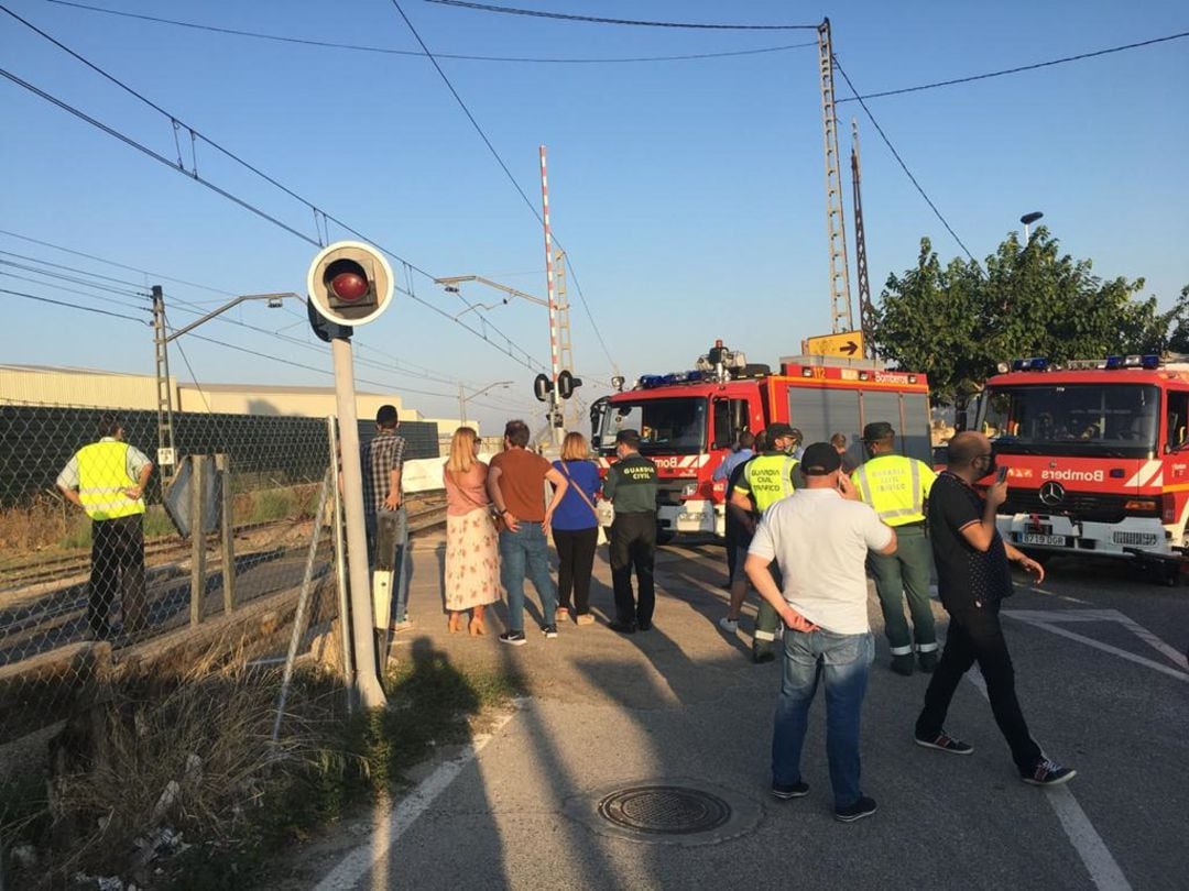 La alcaldesa de Petrer, junto al alcalde de Novelda y otros representantes municipales en el lugar del accidente 