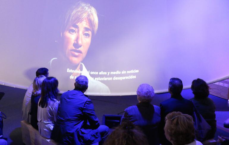 La directora de Gogora, Aintzane Ezenarro, el Diputado Geneal, Markel Olano, y el alcalde de la ciudad, Eneko Goia, atentos a uno de los testimonios