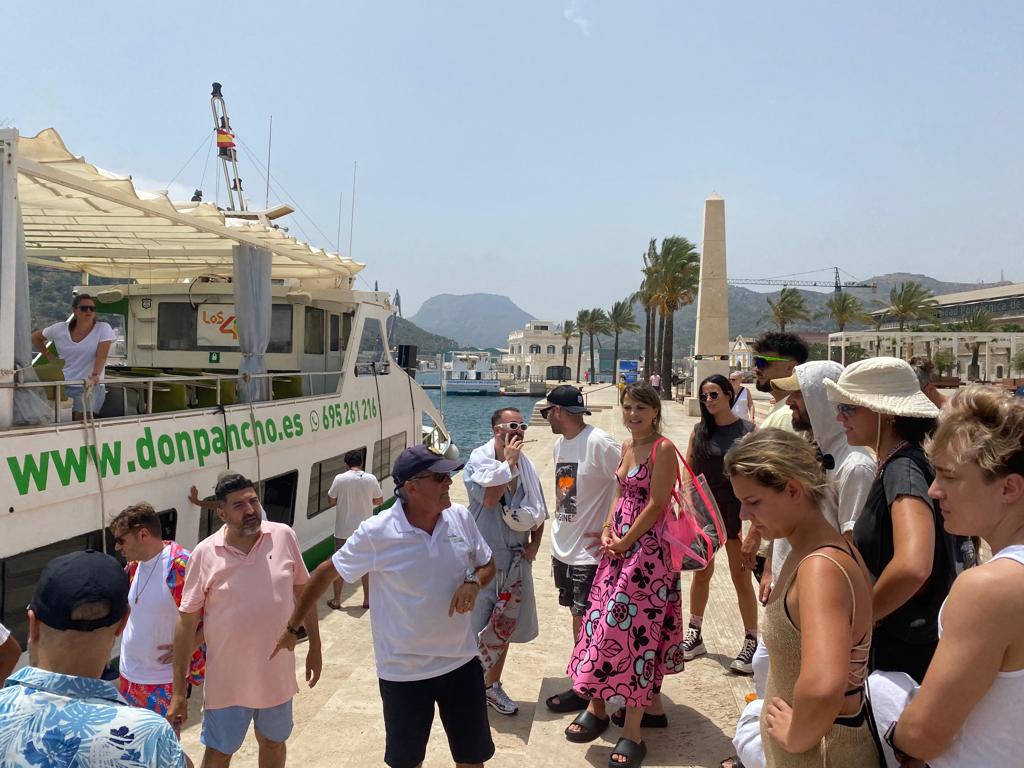 Tony Aguilar y Joaquín Guillén han acompañado a los diferentes artistas de Los40 Playa Pop durante el paseo en barco por el Mar Menor y la bahía de Cartagena