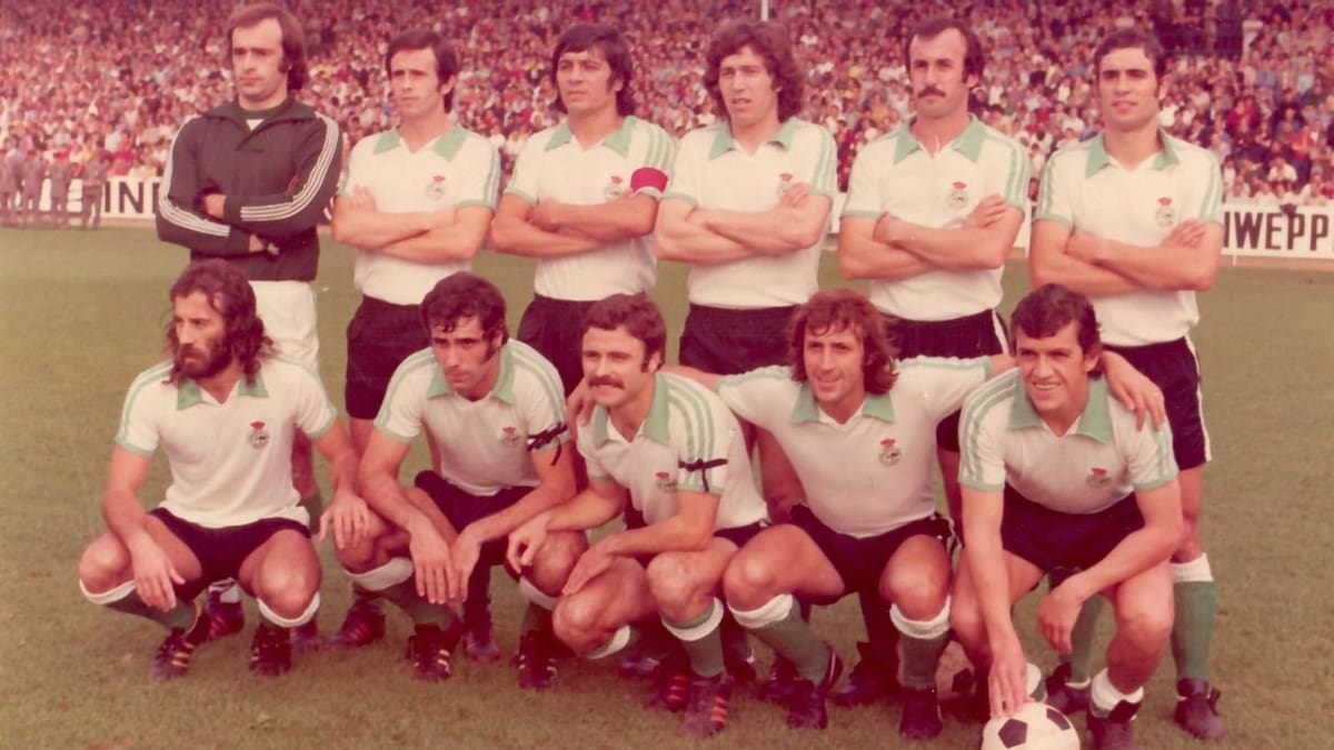 Los futbolistas del Racing que desafiaron al franquismo con dos brazaletes negros