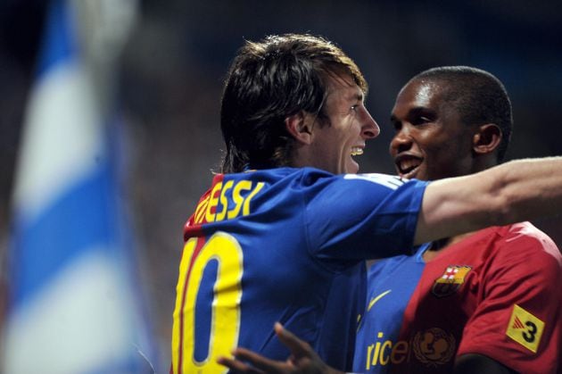 Abrazo entre Leo Messi y Samuel Eto&#039;o