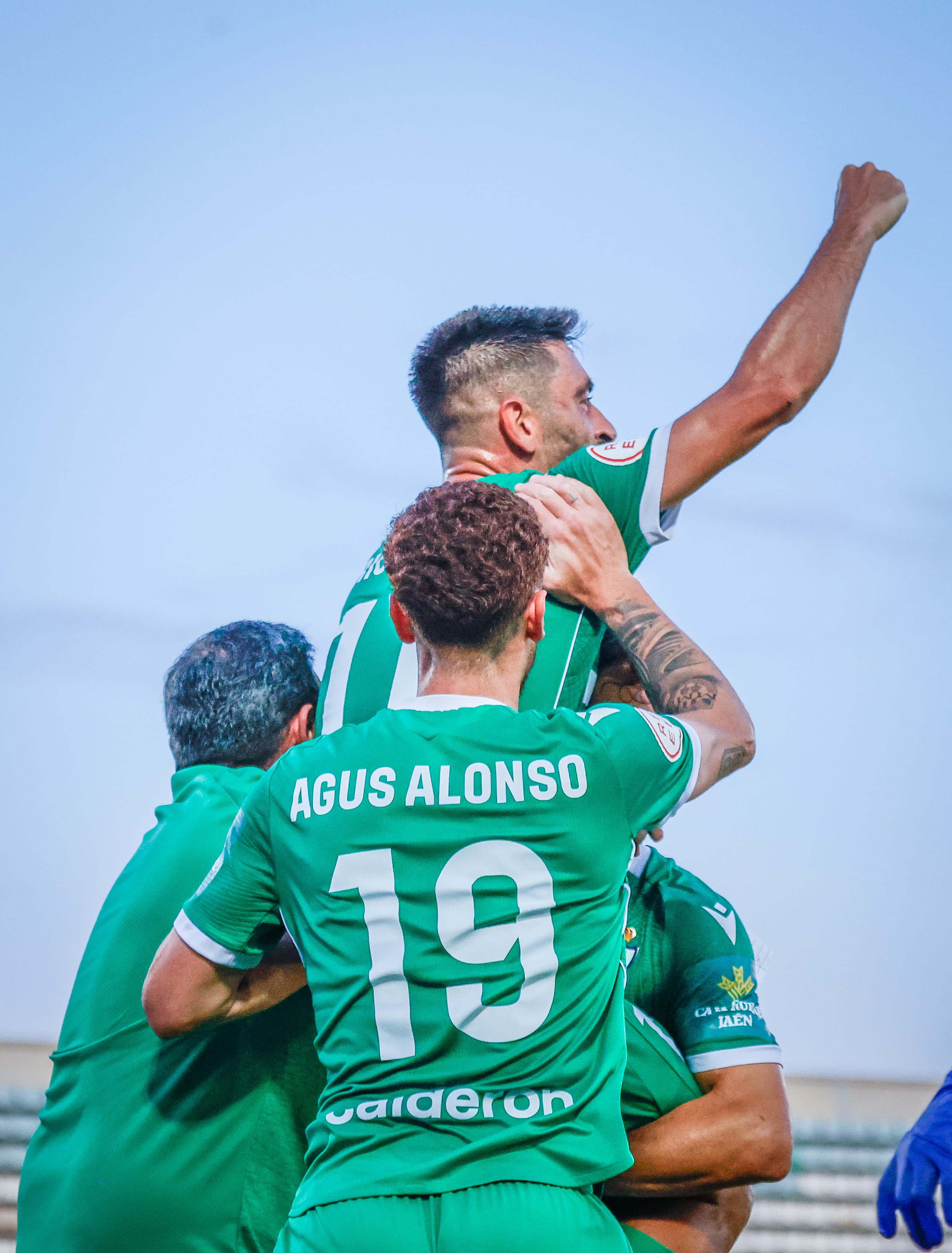 Mario Martos celebra con sus compañeros el gol de la victoria en El Ejido.