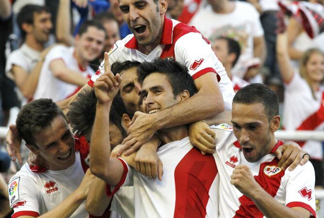 El Rayo celebra el primero gol de Alberto Bueno