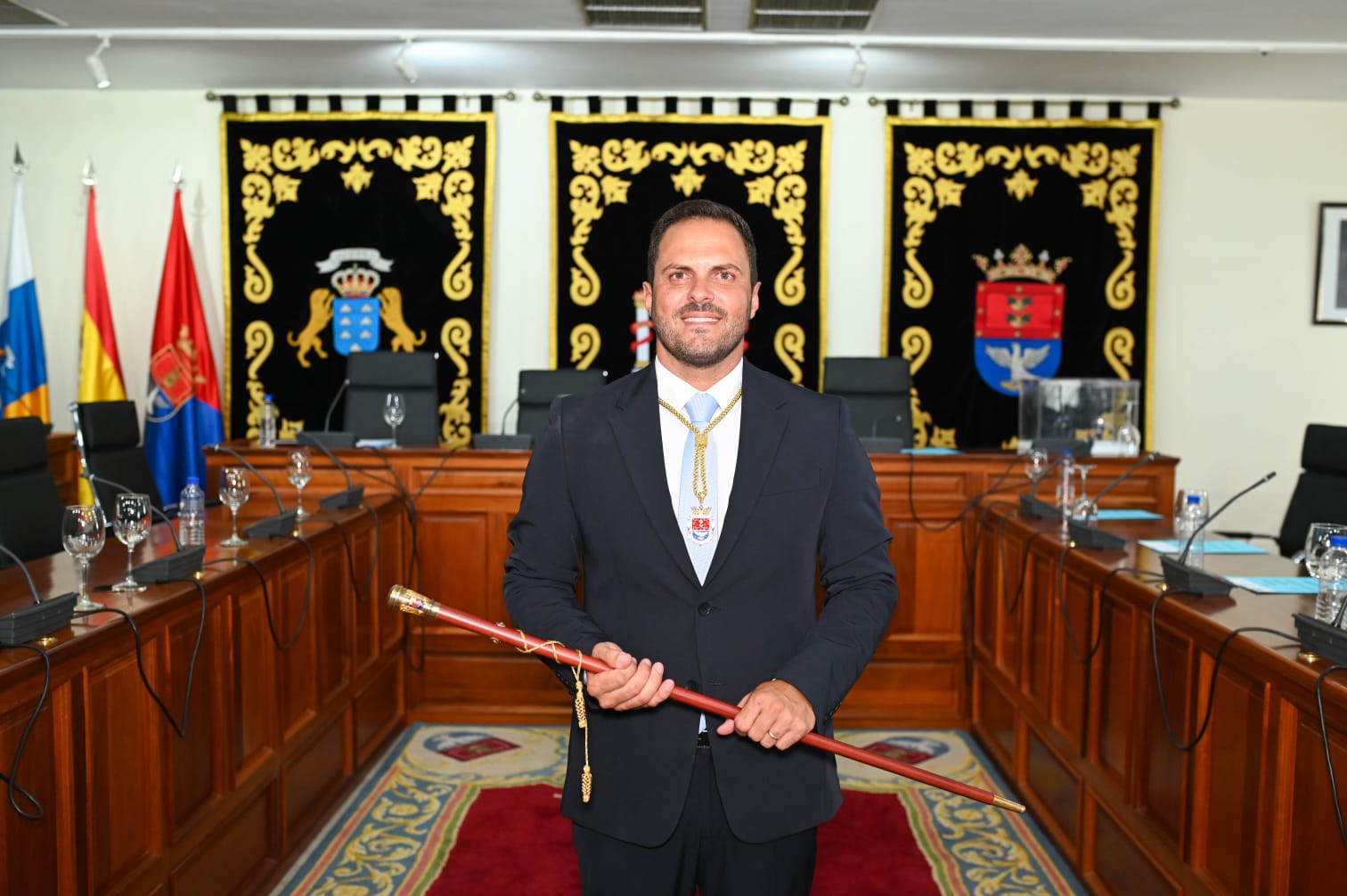 Jonathan de León con el bastón de mando como alcalde de Arrecife.