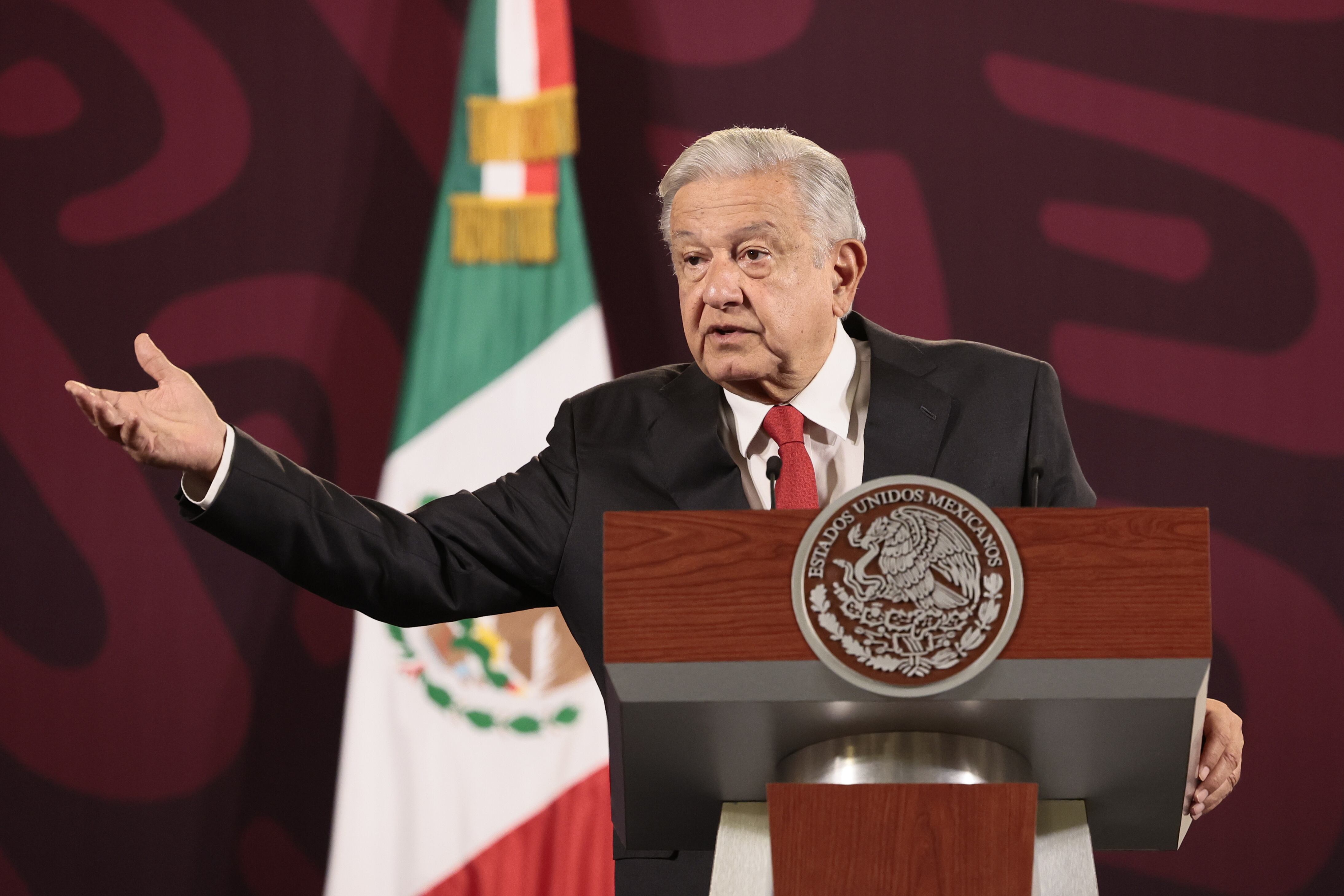 El presidente de México, Andrés Manuel López Obrador, habla durante su conferencia de prensa matutina este viernes en el Palacio Nacional de la Ciudad de México (México)