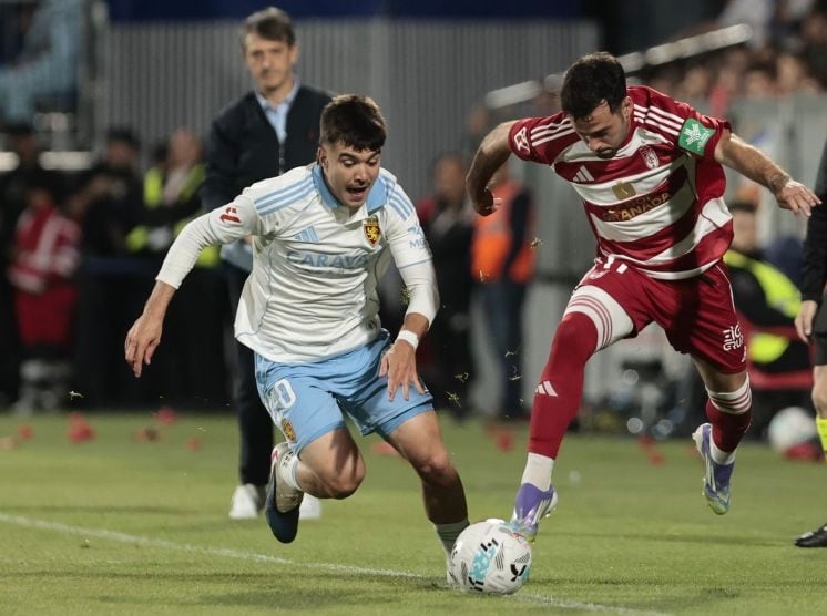 Aguirregabiria pela por el balón con Arnáiz