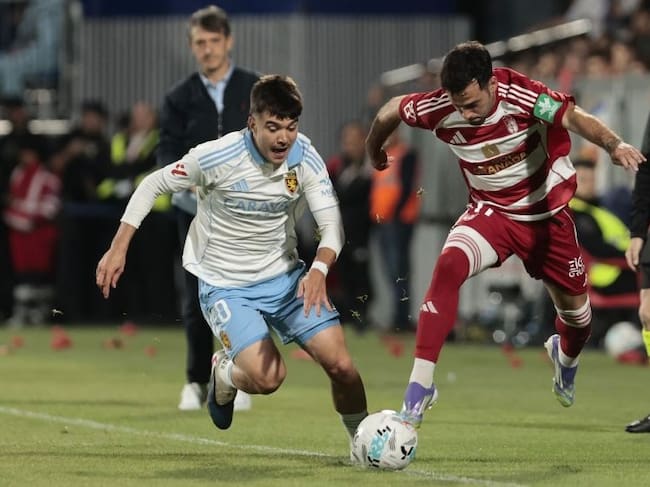 Aguirregabiria pela por el balón con Arnáiz