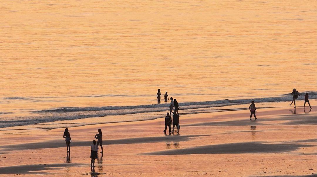 Público en la orilla de una playa de Cádiz