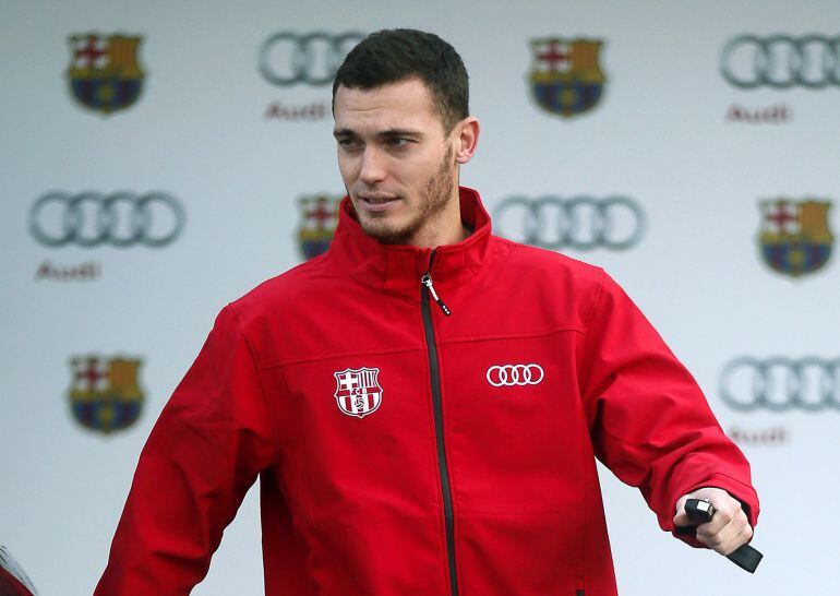 Barcelona&#039;s Thomas Vermaelen attends a commercial event at Camp Nou stadium in Barcelona November 27, 2014. Barcelona defender Vermaelen will have an operation to correct a thigh problem next week and is expected to be out for four to five months, the La Liga club said on Thursday. The Belgium centre back, who sustained the injury playing against Russia at the World Cup in June, has yet to make his competitive debut after joining from Arsenal in August and his signing has become something of an embarrassment for the Barca board. Picture taken November 27, 2014. REUTERS/Albert Gea (SPAIN - Tags: SPORT SOCCER PROFILE)