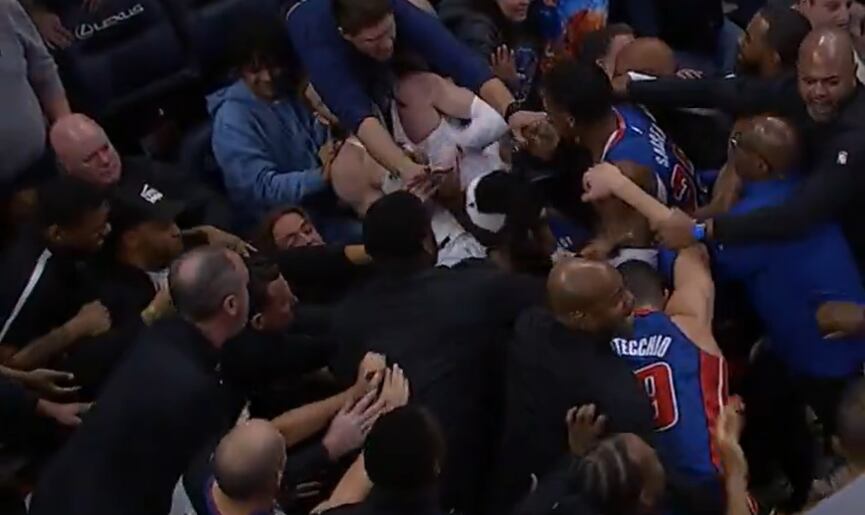 Momento de la tangana entre los Timberwolves y los Pistons