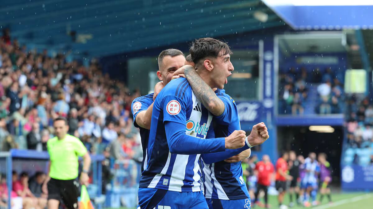 Jugadores de la Ponferradina celebran un tanto