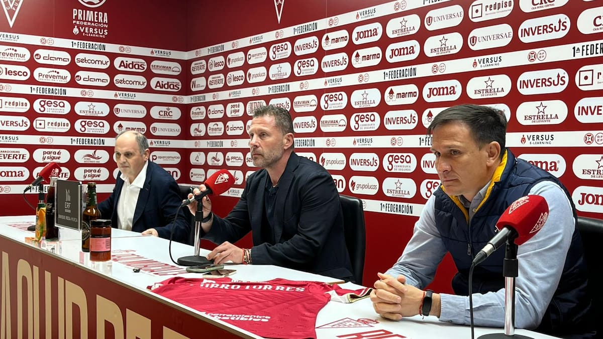 Curro Torres en su presentación con el Real Murcia: "El único objetivo ahora es el Villarreal B"