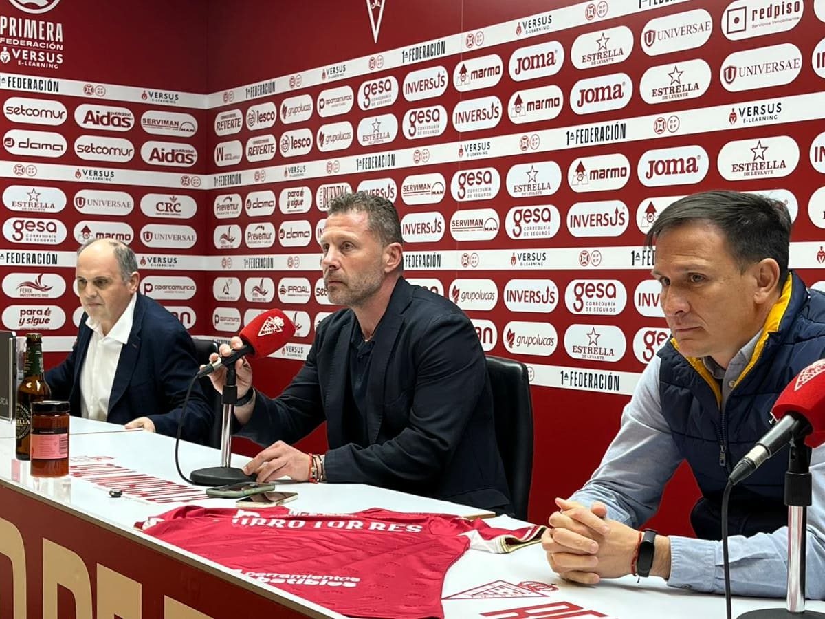 Curro Torres en su presentación con el Real Murcia: "El único objetivo ahora es el Villarreal B"