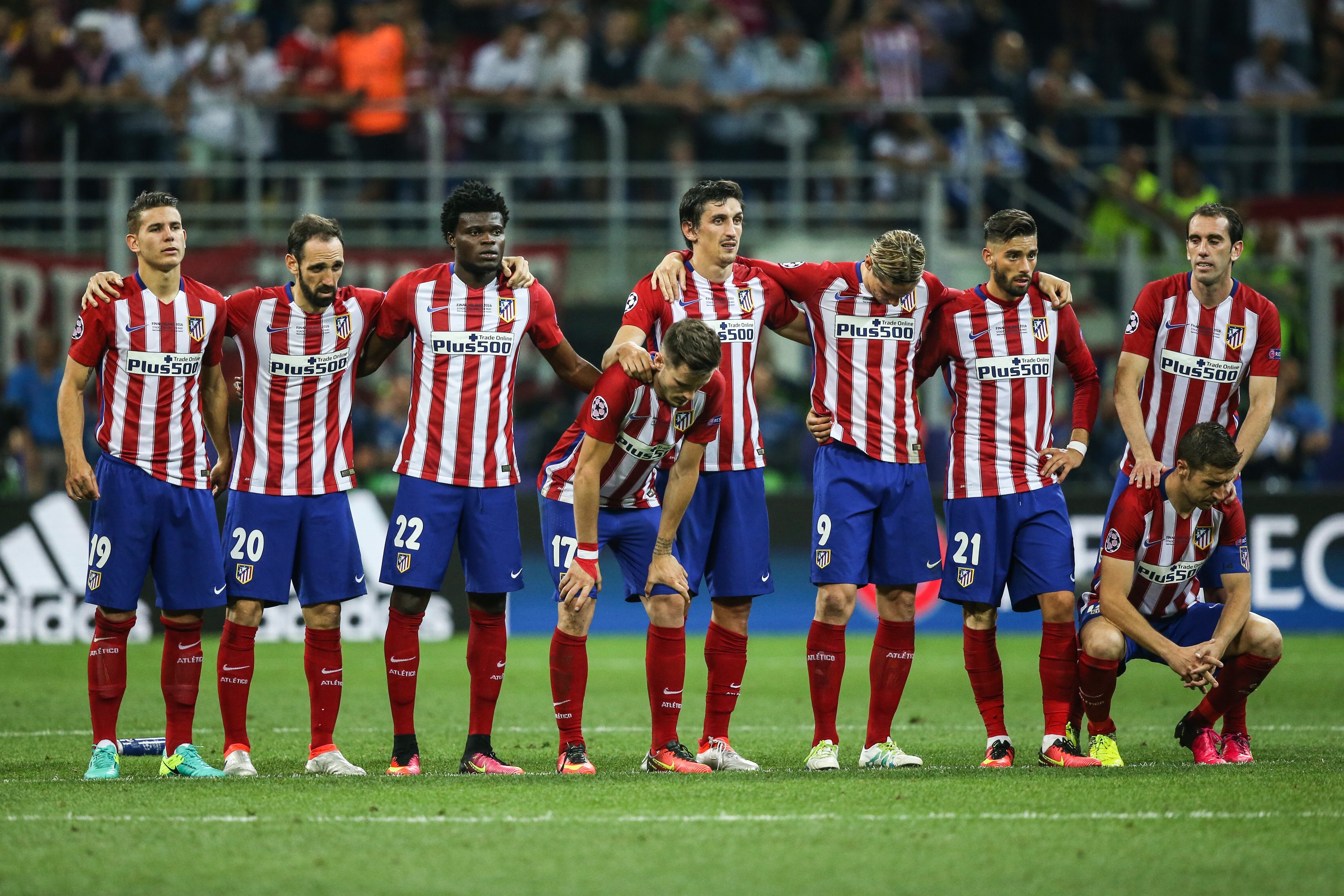 La plantilla del Atlético de Madrid durante los penaltis de San Siro