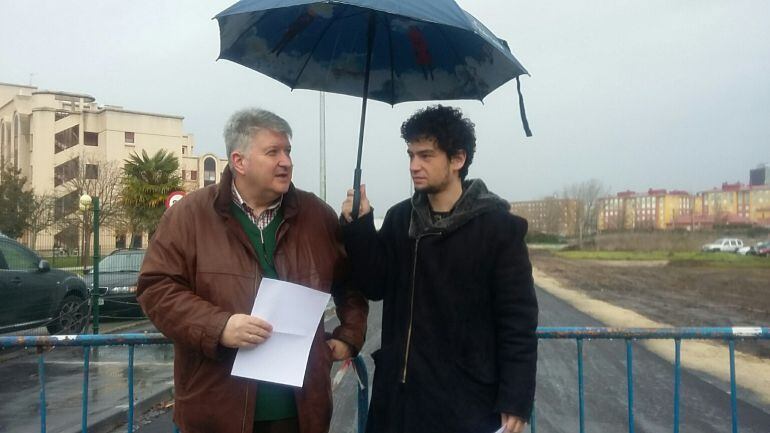 Los concejales delante del nuevo acceso al centro de Alzheimer de Ponferrada
