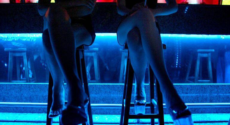 Imagen de chicas que ejercen la prostitución en el interior de un club.