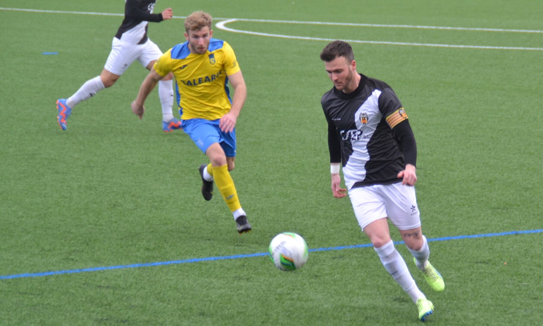 Renzo persiguiendo a un defensor del Castellonense.