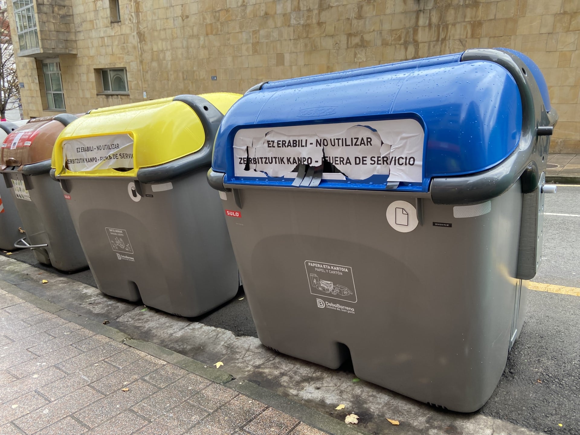 Imagen de los nuevos contenedores amarillo y azul, que entran en funcionamiento el 1 de diciembre