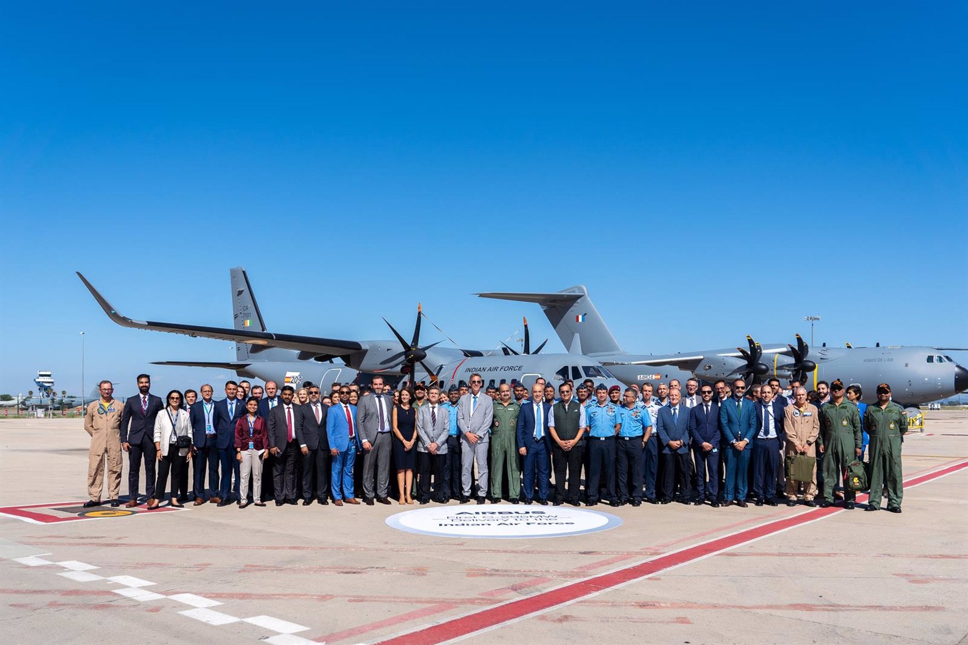 Foto de familia en las instalaciones de ensamblaje del C295, a 13 de septiembre de 2023, en Sevilla