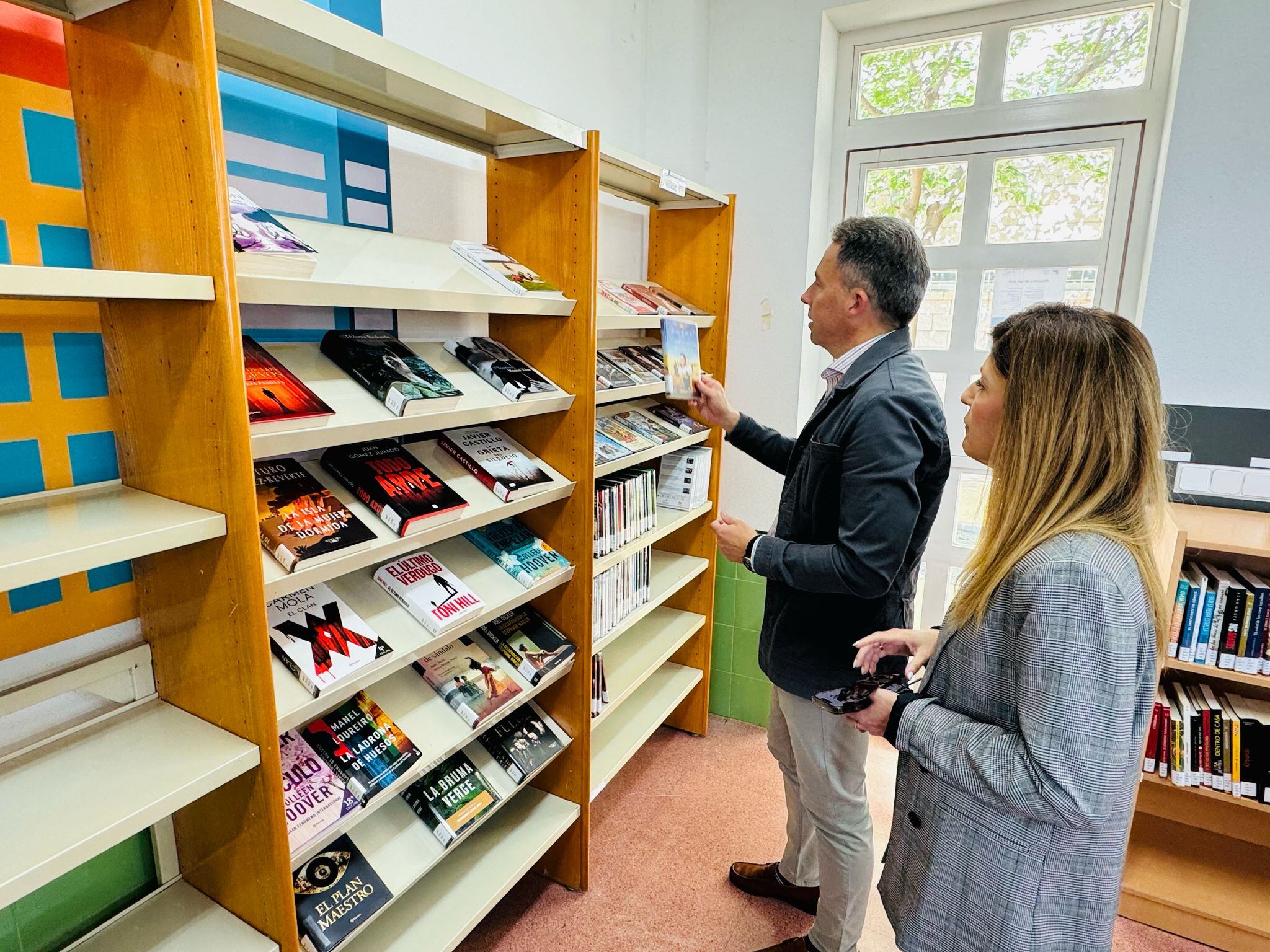 El alcalde de Lorca, Fulgencio Gil, inaugura una nueva biblioteca en el colegio Ana Caicedo