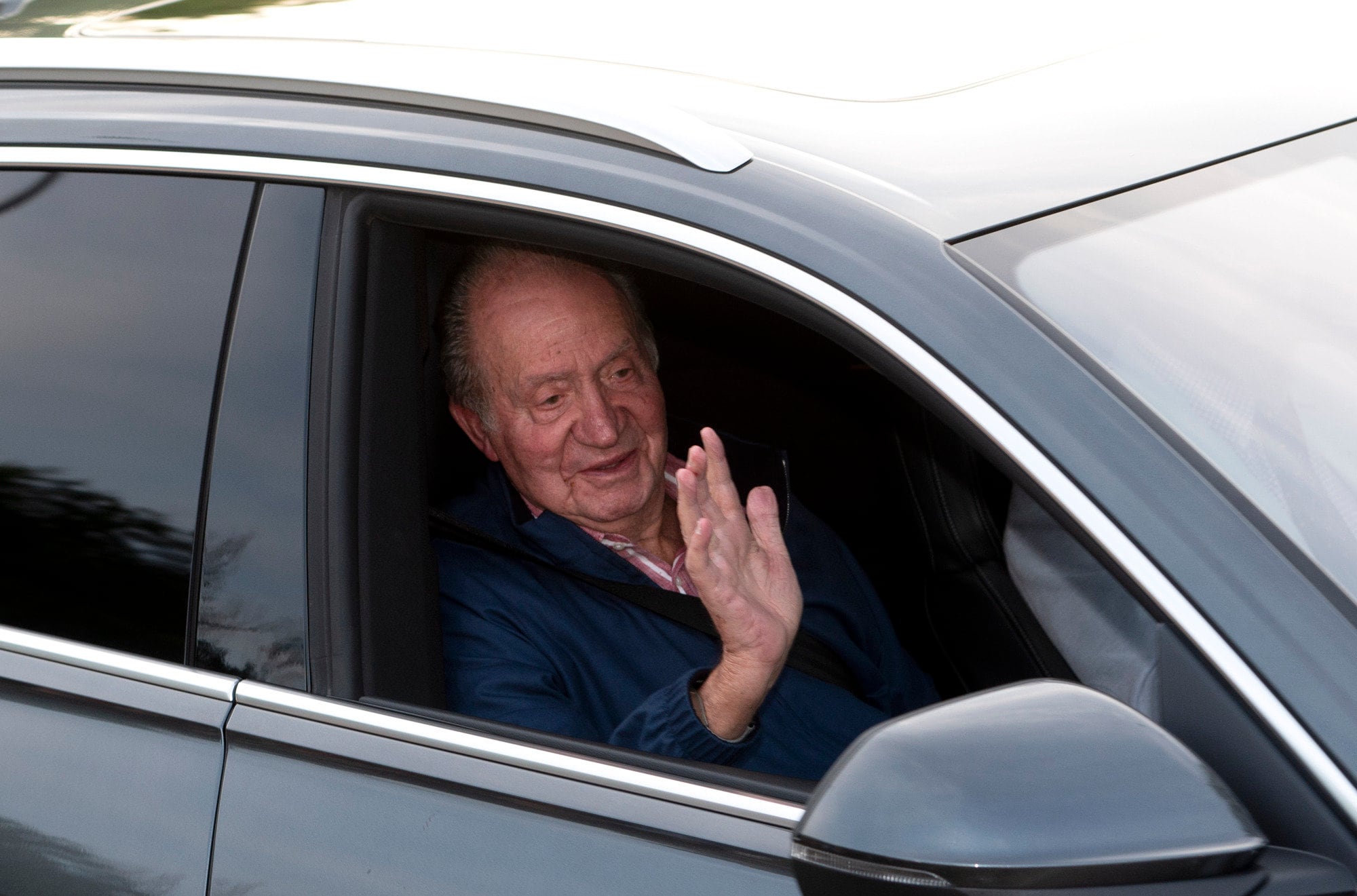 El Rey emérito Juan Carlos I a su salida de Madrid con dirección Abu Dabi tras su visita a España, en el Aeropuerto Adolfo Suárez Madrid-Barajas, a 23 de mayo de 2022, en Madrid (España).