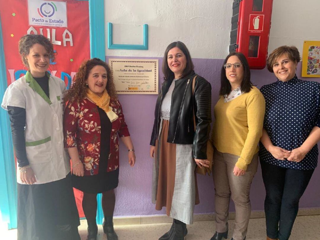 Momento de la inauguración del Aula de Igualdad, con alcaldesa, concejala, jefa de estudios y profesoras del Dr. Fleming