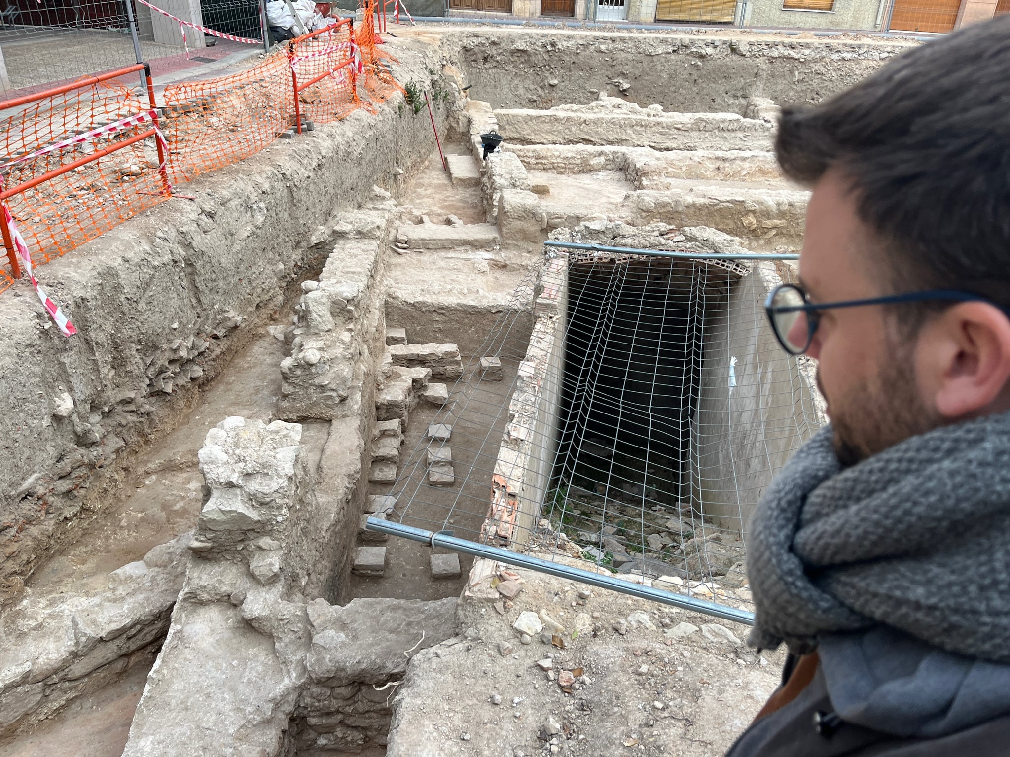 El edil visita el hallazgo en la plaza de Baix de Petrer