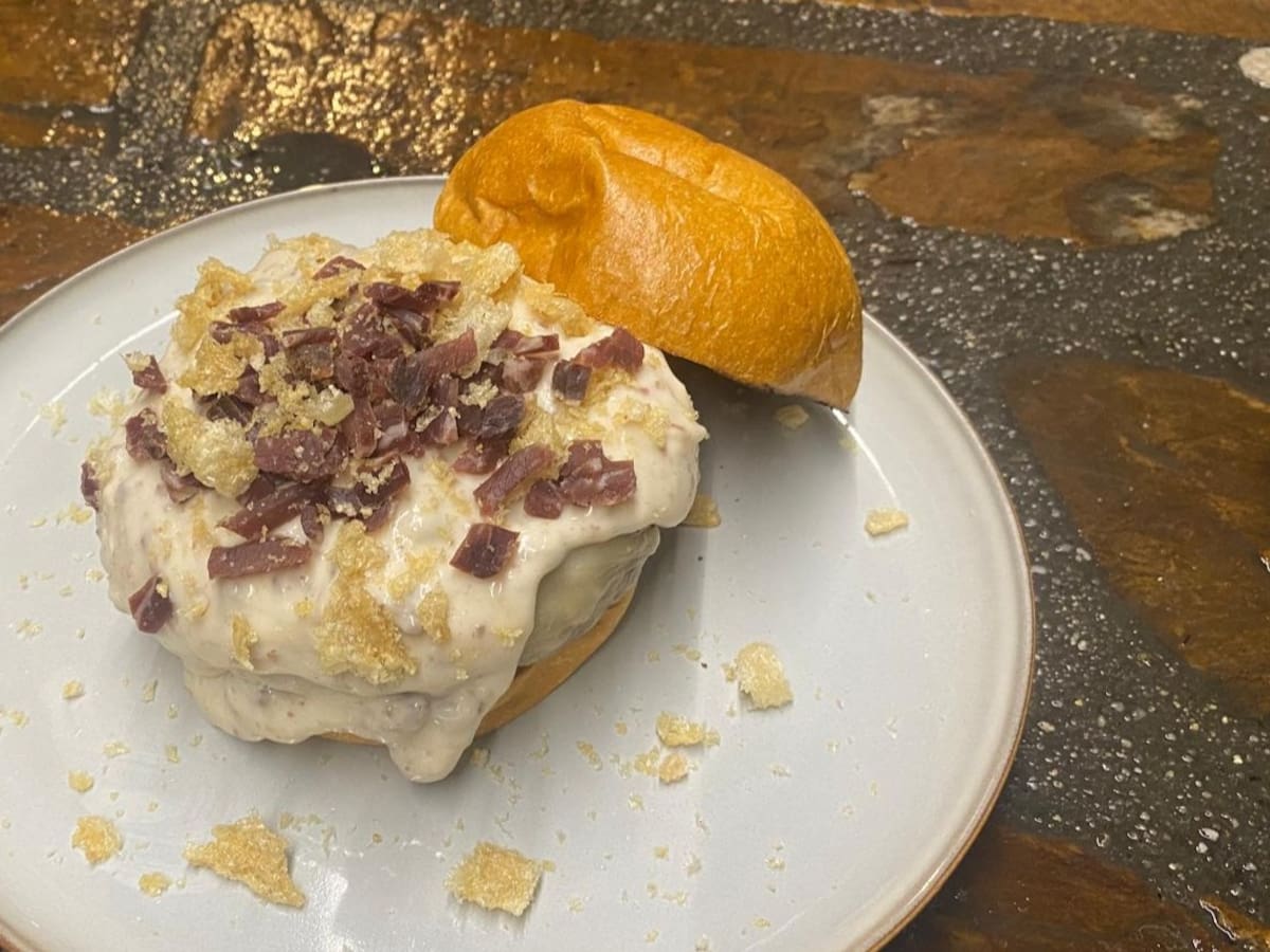 La curiosa historia del grupo de amigas viudas que da nombre a una hamburguesa