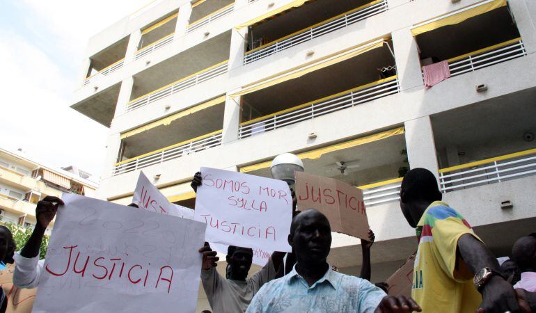 Senegalesos al lloc dels fets, a la plaça Sant Jordi.