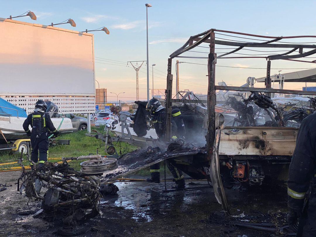 Los bomberos trabajando en las labores de extincion