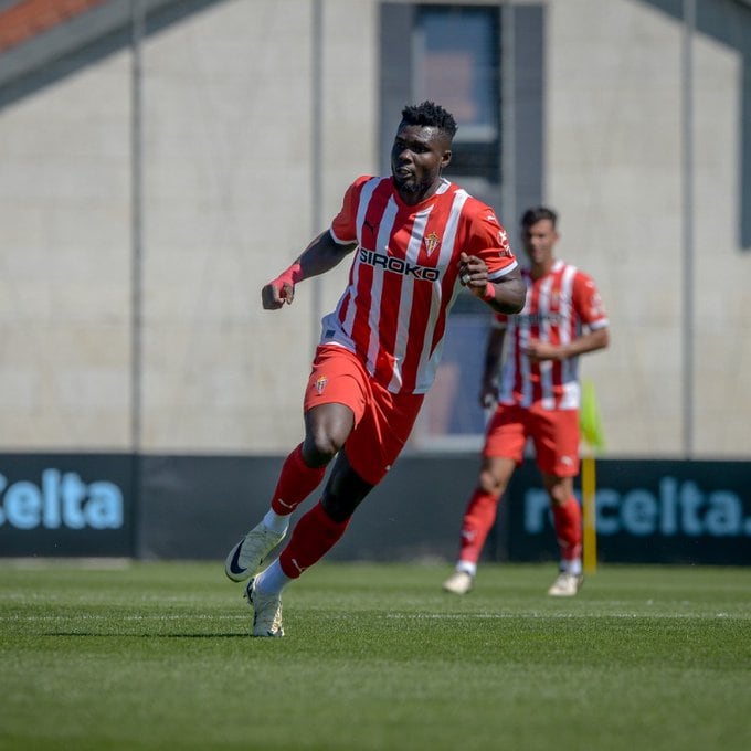 Jordy Caicedo durante un partido de pretemporada con el Sporting.