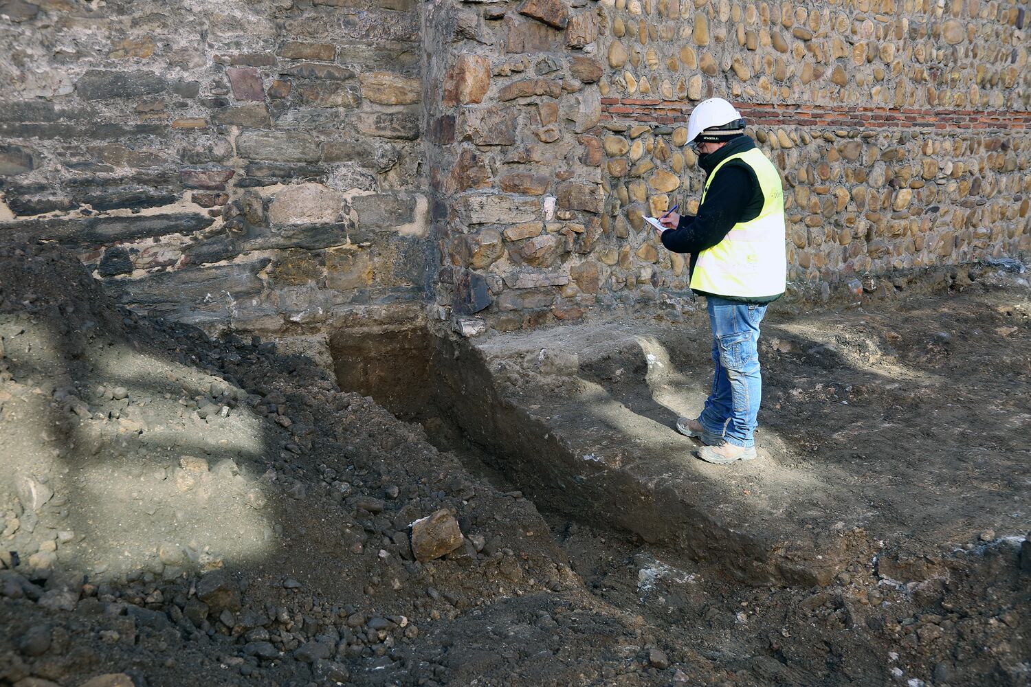 Momento de la excavación en los cubos de la calle Carreras / Ayuntamiento de León