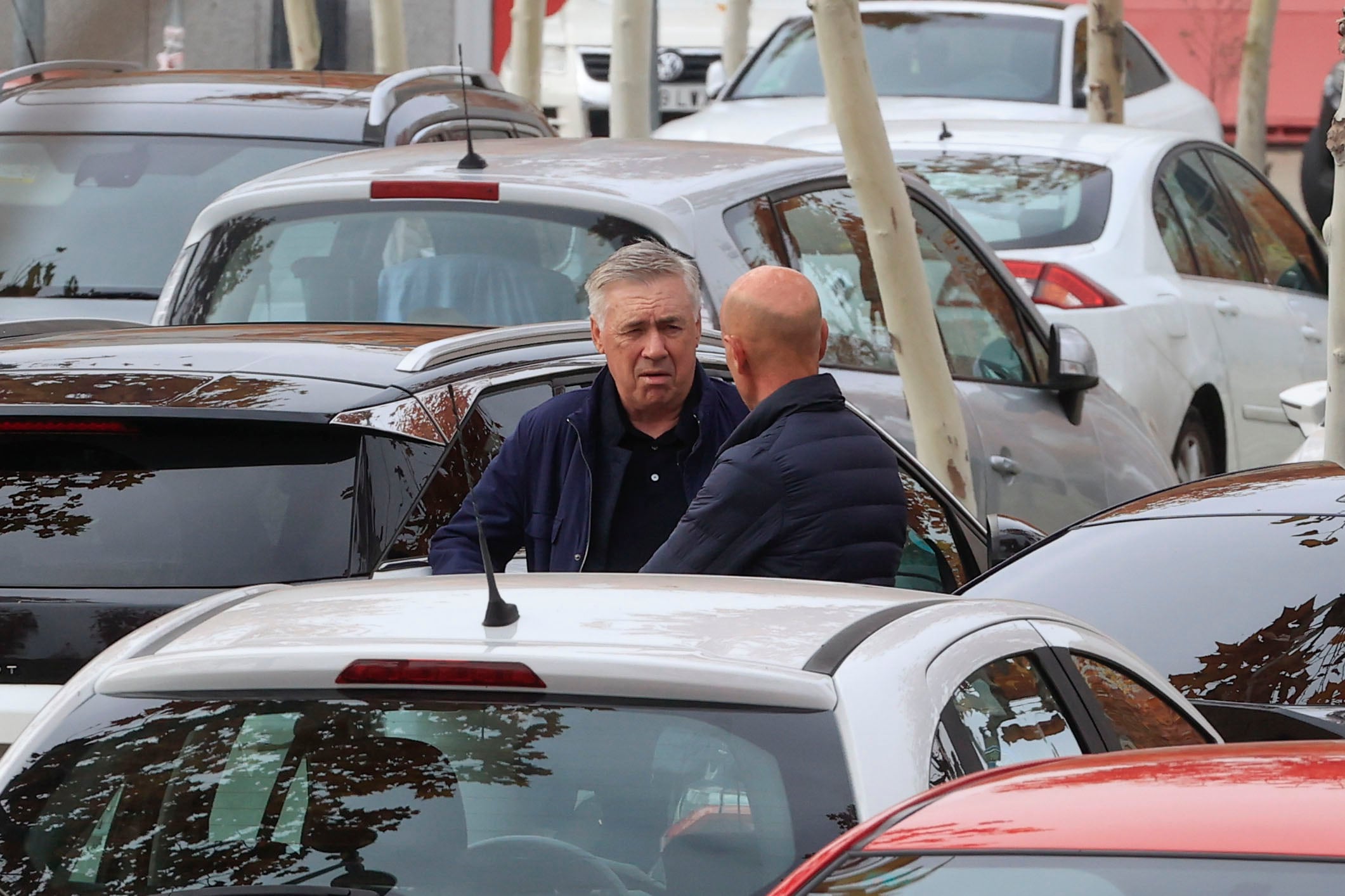 El entrenador del Real Madrid, Carlo Ancelotti, conversa con el jefe de prensa del Real Madrid a su llegada al encuentro entre los entrenadores de Primera y los árbitros de la categoría en Las Rozas, Madrid