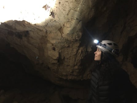 Isabel Bolaños en una cueva refugio de murciélagos, en la frontera entre Navarra y Zaragoza.