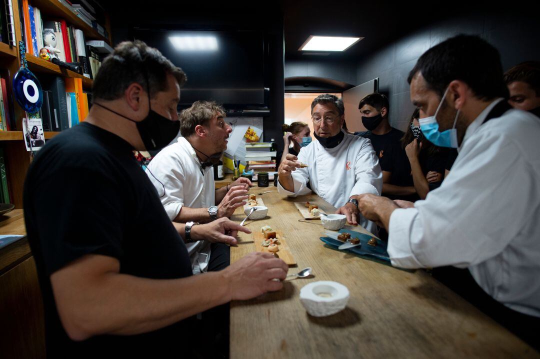 Los integrantes de El Celler de Can Roca conversan en una sala 