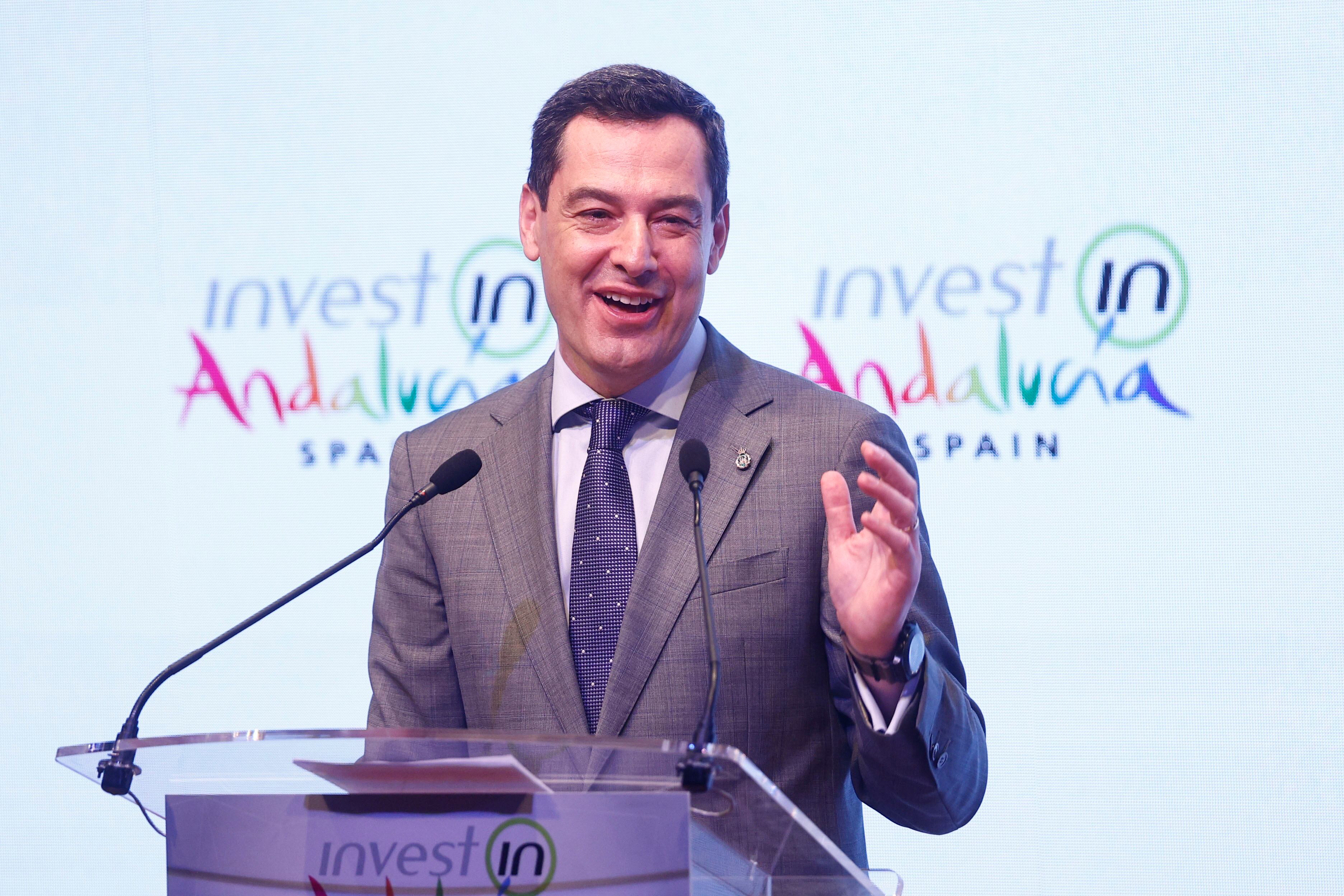 MADRID, 26/05/2025.- El presidente de la Junta de Andalucía, Juanma Moreno, interviene en la jornada 'Andalucía, donde todo comienza', este lunes en el Museo Reina Sofía de Madrid, donde ha presentado la estrategia andaluza de atracción de inversión extranjera. EFE/ Rodrigo Jimenez