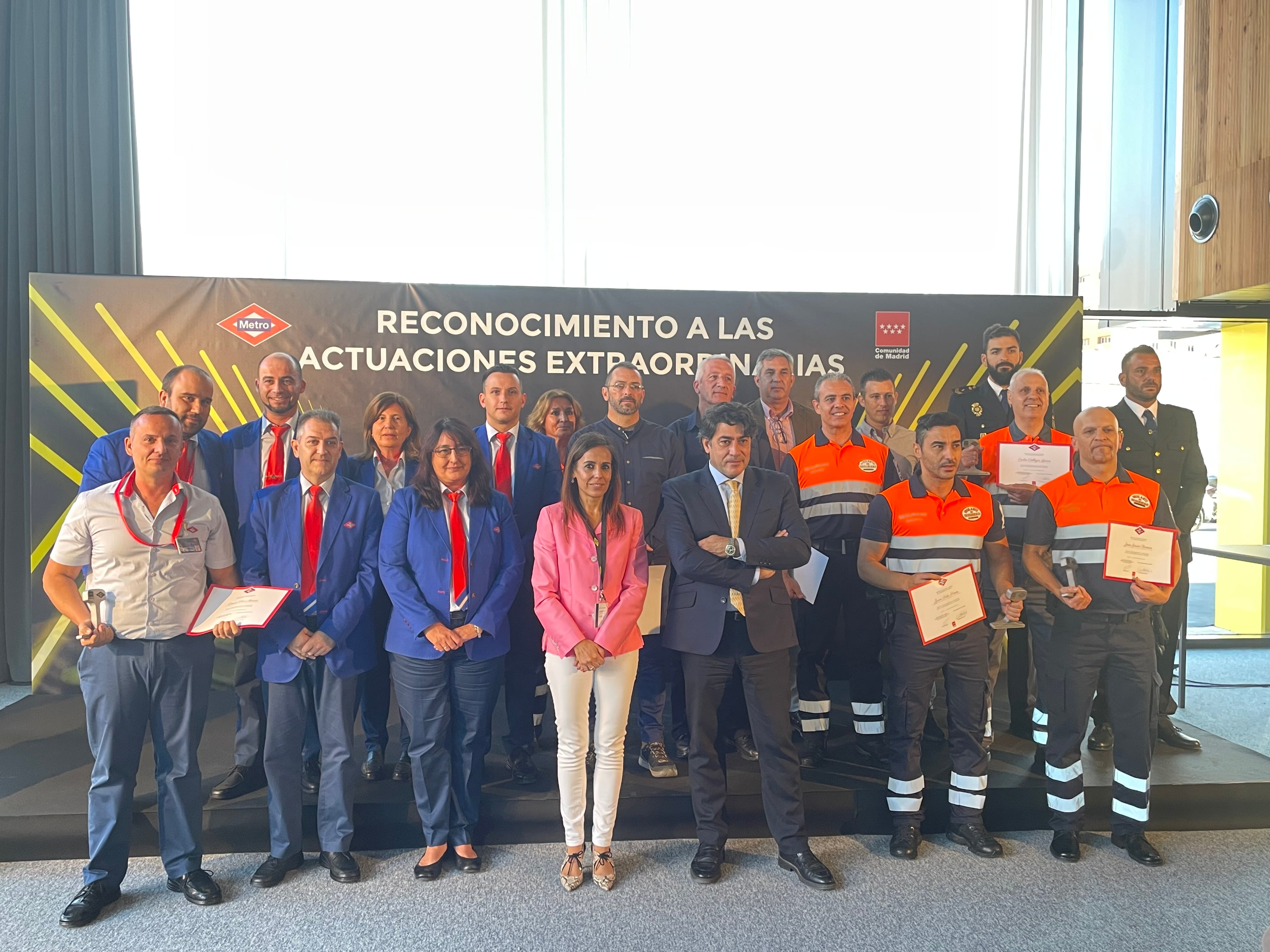 Los premiados junto al consejero madrileño de Transportes