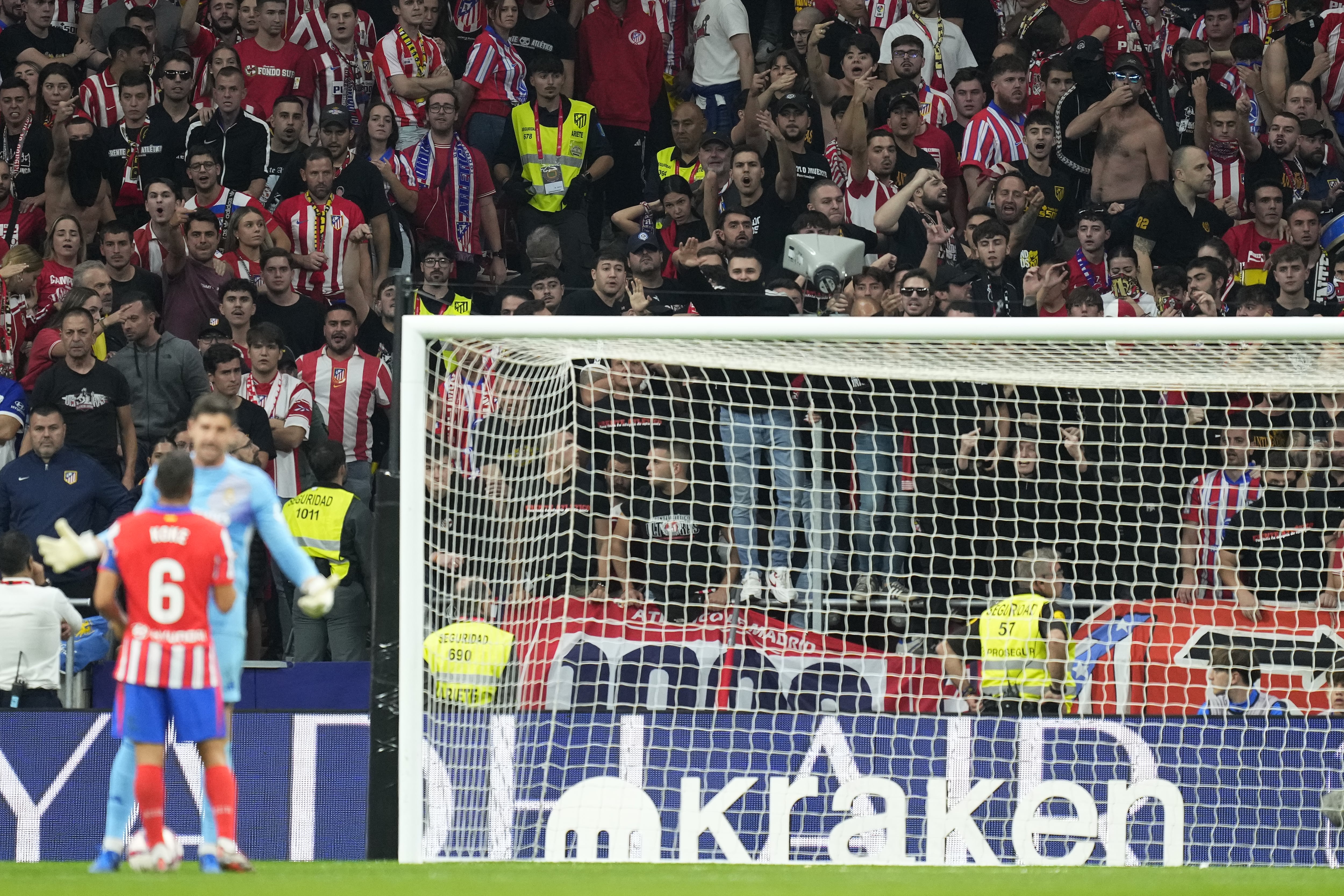 Courtois habla con Koke tras la suspensión del derbi madrileño. (Jose Hernandez/Anadolu via Getty Images)