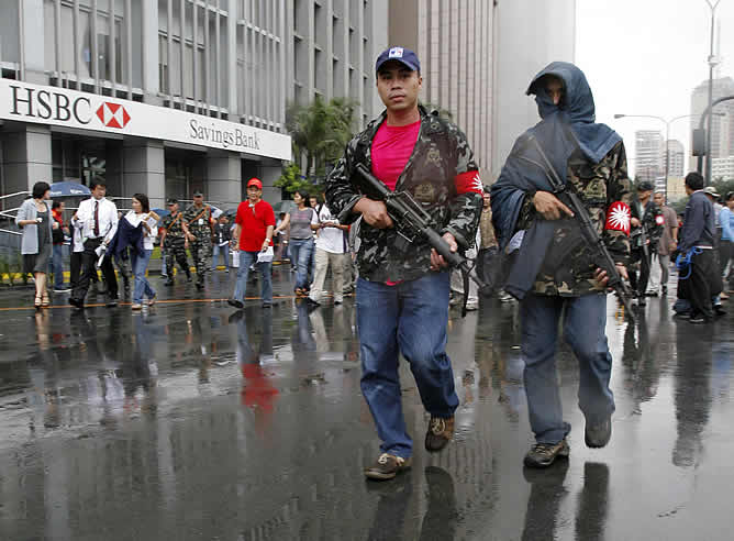 Soldados filipinos patrullan el distrito financiero donde se han amotinado los rebeldes