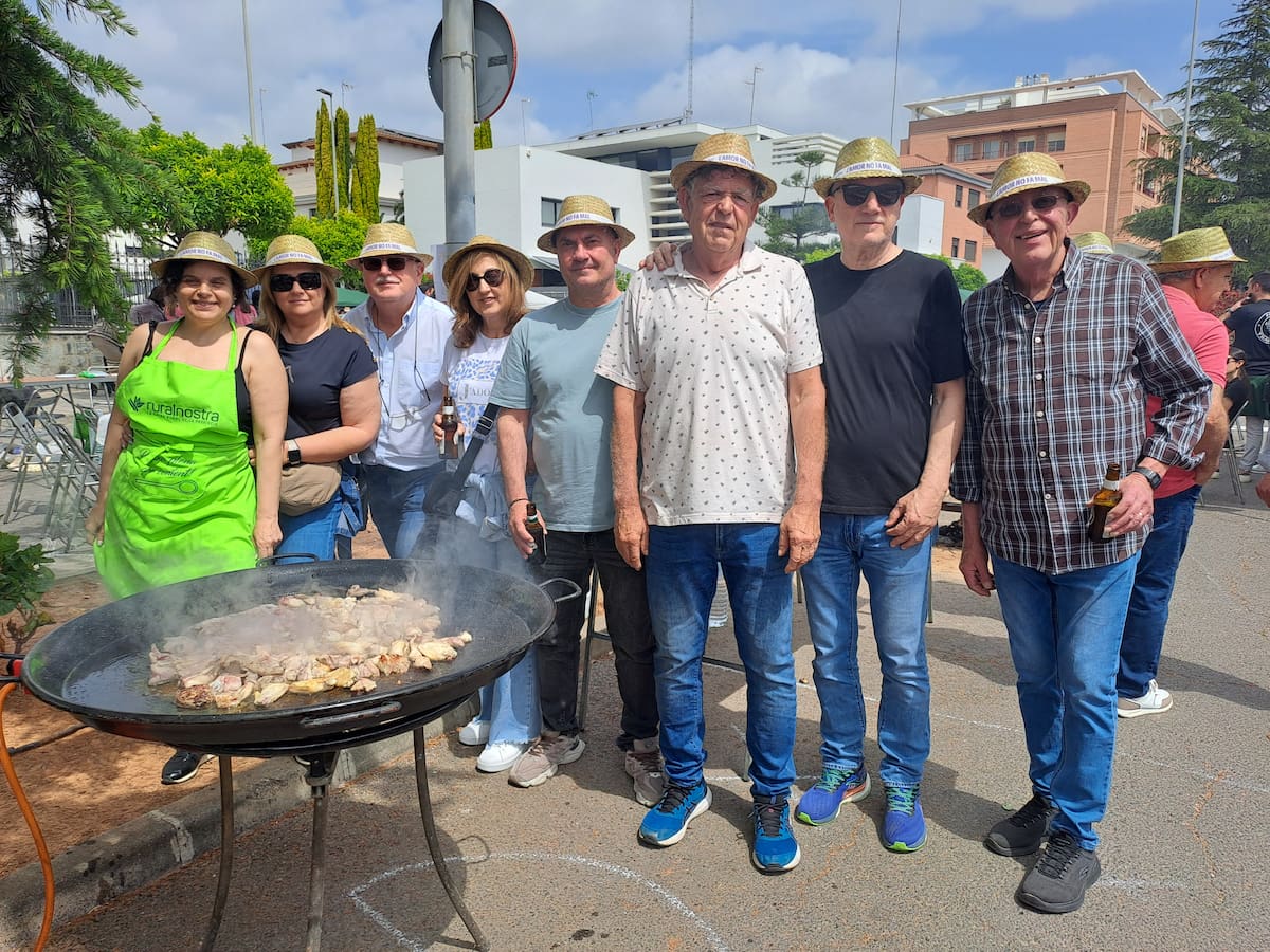 Miles de personas participan en la tradicional "Festa de les paelles" de Nules