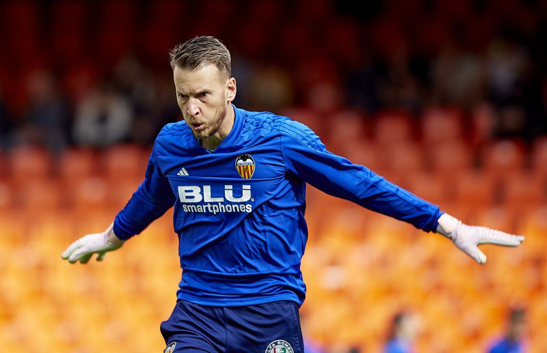 Neto en un calentamiento con el Valencia